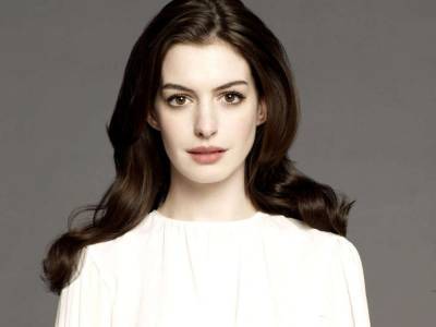 Anne Hathaway Says That Christopher Nolan Banned Chairs On His Set - celebrityinsider.org - New York