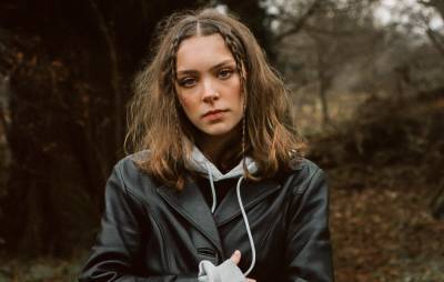 Holly Humberstone: Heart-on-sleeve spectral synth-pop perfect for Lorde and Phoebe Bridgers fans - www.nme.com
