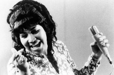 Aretha Franklin Continues Streak of No. 1s in Every Decade Since the '60s With 'Never Gonna Break My Faith' - www.billboard.com - county Bryan - Choir