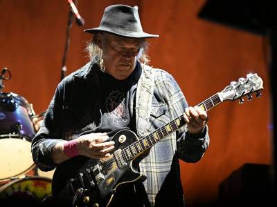 Neil Young Takes On Donald Trump In ‘Porch Episode’ Of His ‘Fireside Sessions’ - etcanada.com
