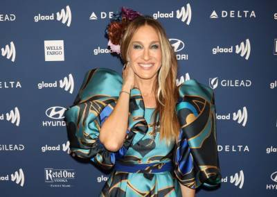 Sarah Jessica Parker Rocks A Carrie Bradshaw-Inspired Face Mask In NYC - etcanada.com - New York