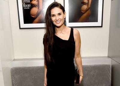 Demi Moore’s bathroom decor has divided the internet, is it a sitting room? - evoke.ie