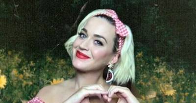 Katy Perry covers baby bump in bargain £15.99 dress - www.msn.com - Britain - USA