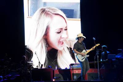 Carrie Underwood Makes Surprise Appearance During Brad Paisley’s Drive-In Concert - etcanada.com - Kentucky