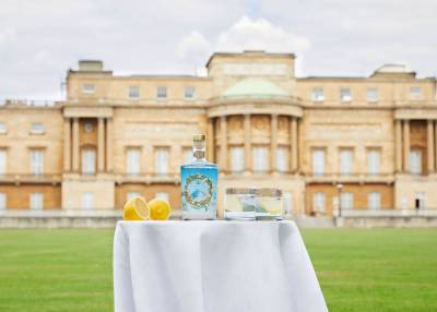 Buckingham Palace Releases Gin With Ingredients From Queen Elizabeth’s Garden - etcanada.com