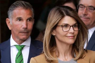 Lori Loughlin asks judge to reduce $1 million bond, arguing there's 'no indication' she'll flee - www.foxnews.com - California - state Massachusets