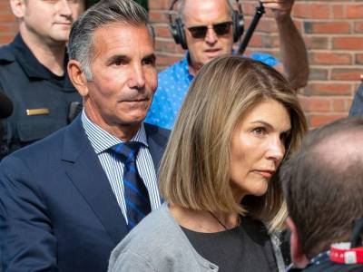 Lori Loughlin insists she's not a flight risk in petition for lower bond - canoe.com