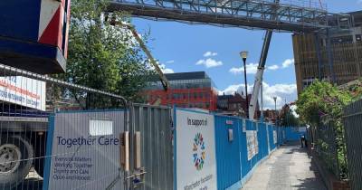 Watch: Timelapse footage of bridge to lifesaving helipad at Manchester Royal Infirmary being lifted into place - www.manchestereveningnews.co.uk - Manchester