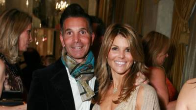 Lori Loughlin Mossimo Giannulli Are Selling Their House After Their Guilty Plea in the College Admissions Scandal - stylecaster.com
