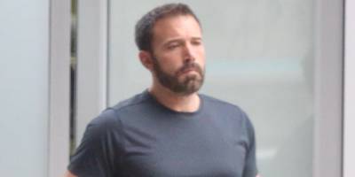 Ben Affleck Grabs a Dunkin' Donuts Delivery Outside His Office - www.justjared.com