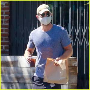 Chace Crawford Wears a Mask While Grabbing His Lunch to Go in LA - www.justjared.com - Los Angeles - Mexico - county Lucas