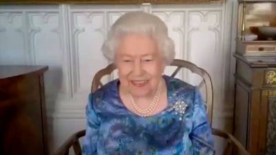 Queen Elizabeth Giggles While Talking to a Jamaican Bobsledder: Watch the Sweet Exchange - www.etonline.com - Britain - Jamaica