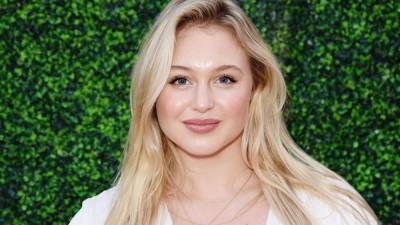 Iskra Lawrence shows off her post-pregnancy body in neon athleisure, questions if she's now a ‘cool mom’ - www.foxnews.com - county Payne - Indiana