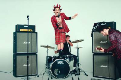 Yungblud Is a Smitten Punk-Pop God in 'Strawberry Lipstick' Video - www.billboard.com