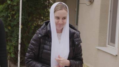 '90 Day Fiancé': Elizabeth Reluctantly Gets Baptized Into Andrei's Religion (Exclusive) - www.etonline.com - Ireland - Moldova
