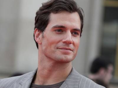MAN OF STEEL: Henry Cavill shows off muscles while building gaming PC - canoe.com