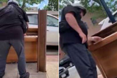 Billy Joel shocks onlookers by playing discarded piano on Long Island sidewalk - nypost.com - city Uptown - county Brooks