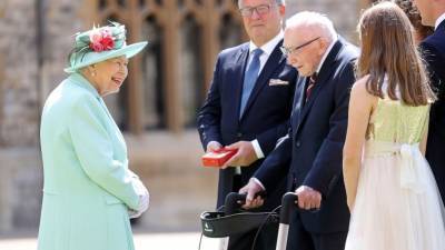 Queen makes veteran a knight at 100; no kneeling required - abcnews.go.com - Britain