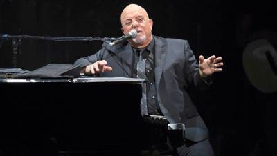 Billy Joel Surprises Shocked New Yorkers With Impromptu Concert On The Sidewalk: Watch - hollywoodlife.com - New York - county Brooks - county Long - county Huntington