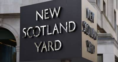 Metropolitan Police officer suspended after a video appeared to show him kneeling on man's neck - www.manchestereveningnews.co.uk