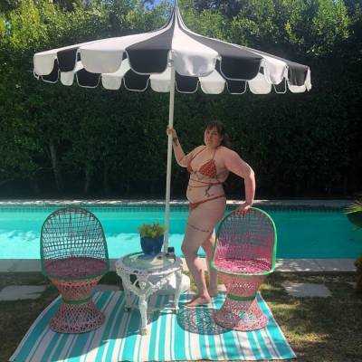 Lena Dunham Shows Off Her Bikini In Poolside Pic - etcanada.com - Hollywood