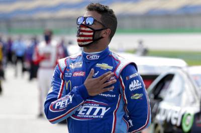 NASCAR’s Bubba Wallace Booed, Crashes As Confederate Flags Fly In And Around Racetrack - deadline.com - county Bristol - Tennessee - county Wallace