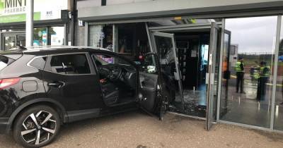 Car ploughs through tanning shop window in Coatbridge in horror crash - www.dailyrecord.co.uk