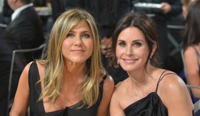 Jennifer Aniston and Courteney Cox reunite during lockdown – and fans are delighted - hellomagazine.com