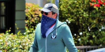 Jon Hamm Covers Up His Face While Grabbing Lunch in LA - www.justjared.com