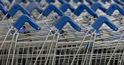 Savvy shopper shares trick for unlocking supermarket trolley when you don't have £1 or a token - www.dailyrecord.co.uk
