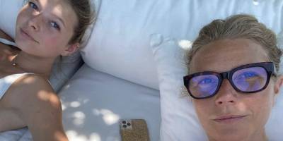 Gwyneth Paltrow and Daughter Apple Twin in a Summer Beach Selfie - www.harpersbazaar.com