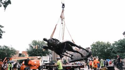 Stonewall Jackson Statue Removed From Richmond's Monument Avenue - www.hollywoodreporter.com - Virginia - Richmond, state Virginia