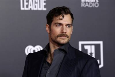 Muscular Henry Cavill sends fans wild with impressive clip of himself building a computer - www.hollywood.com