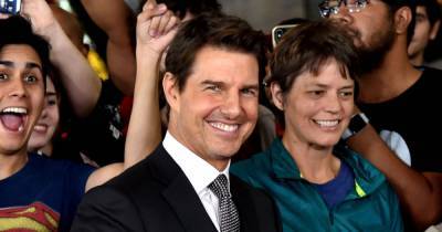 Fans stunned as Tom Cruise lands helicopter on London golf course, hops out to grab lunch - www.wonderwall.com - Britain