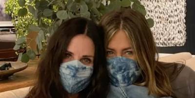 Jennifer Aniston and Courteney Cox Wore Matching Masks, Revealed A Friend Was Hospitalized For COVID-19 - www.elle.com