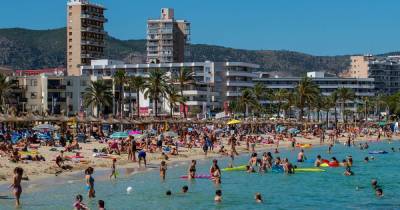 Brits abroad this summer: Socially distanced sun loungers, empty restaurants and facemasks in 30 degree heat - www.manchestereveningnews.co.uk