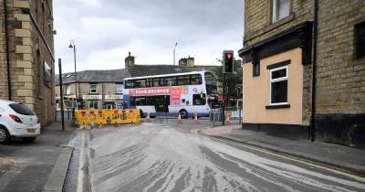 Road closed after leaking main sends water pouring down street in Mossley - www.manchestereveningnews.co.uk