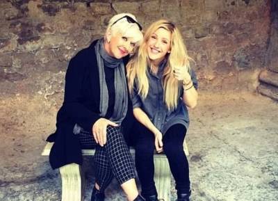 Ellie Goulding hasn’t seen her mother since her wedding over unfixable relationship - evoke.ie