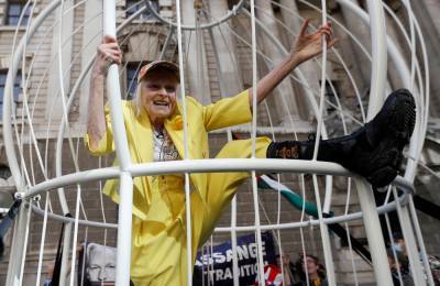 Fashion Designer Vivienne Westwood Puts Herself In A Cage To Protest Julian Assange Extradition - etcanada.com - Britain