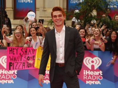 'Riverdale' star KJ Apa tears up after getting 'shard of metal' out of his eye - canoe.com
