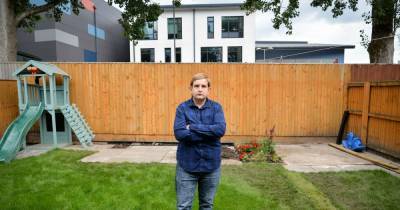 Man's anger over plans to build classroom block next to his back garden that will give him 'zero privacy' - www.manchestereveningnews.co.uk