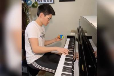 Whiz kid plays piano and solves Rubik’s Cube simultaneously - nypost.com