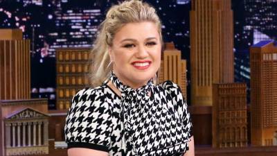 Kelly Clarkson Says She Felt Like 'Hope Is Lost' During 'Challenging and Overwhelming' Year - www.etonline.com