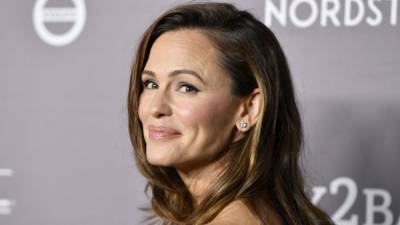 Jennifer Garner Tears Up While Looking Back On Her Kids' 'Year Full of Transitions' - www.etonline.com - county Roberts