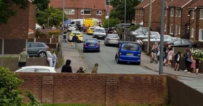 Man, 22, stabbed in the street in broad daylight - www.manchestereveningnews.co.uk