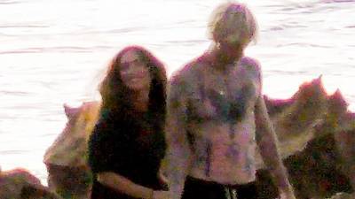 Megan Fox Machine Gun Kelly Hold Hands On Romantic Beach Stroll In Puerto Rico — Pics - hollywoodlife.com - Puerto Rico