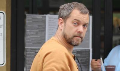Joshua Jackson Goes On a Smoothie & Coffee Run in L.A. - www.justjared.com