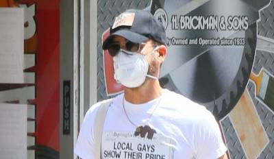 Justin Theroux Wears 'Local Gays Show Their Pride' Shirt While Out in NYC - www.justjared.com - New York