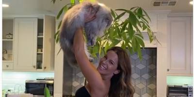 Kate Beckinsale Recreates 'Dirty Dancing' Lift with Her Cat for Her Birthday - Watch! - www.justjared.com