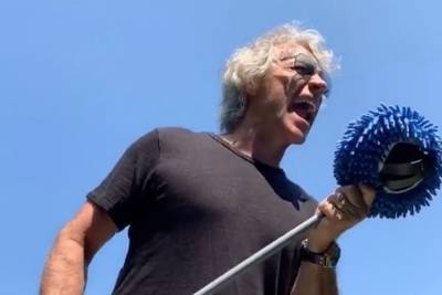 Jon Bon Jovi Sings ‘Livin’ On A Prayer’ To An Audience Of Wine Bottles For TikTok Challenge - etcanada.com
